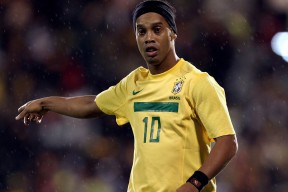 爱游戏体育app下载-猛龙后卫集训期间状态火热 自信领跑东部球队，猛龙队位置