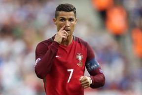 爱游戏登录入口-热那亚球员间发生冲突事件，俱乐部立即开除，热那亚球星