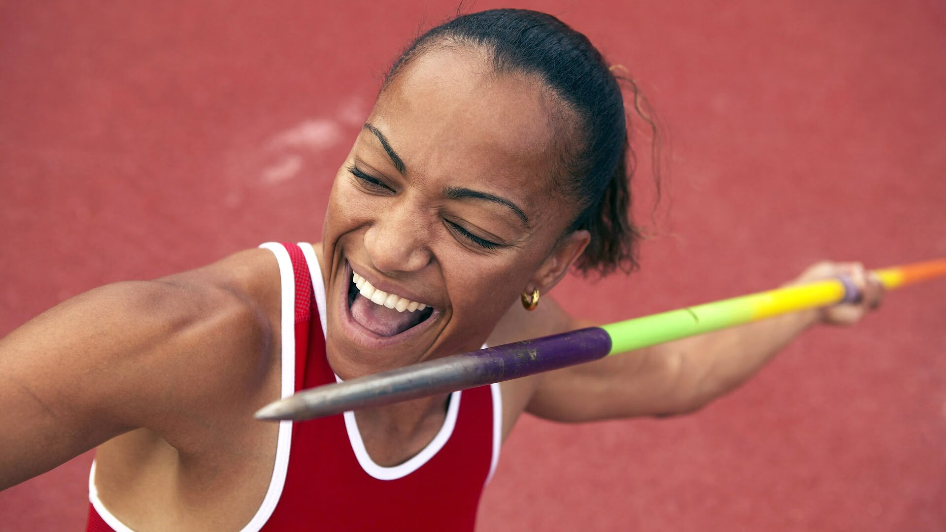 赛场上队员积极拼搏,展现出色表现,形容比赛队员