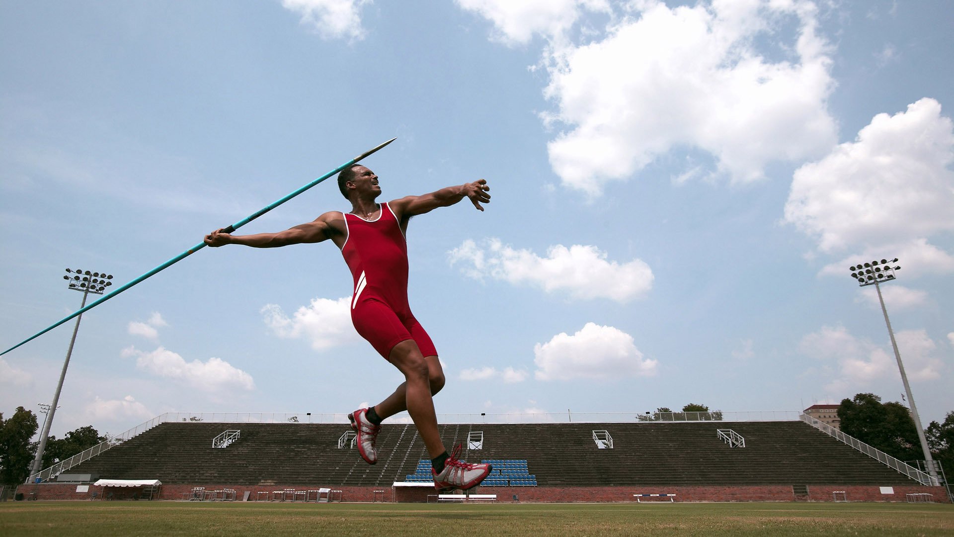 中后卫是否应更多参与前场定位球进攻，中后卫的站位